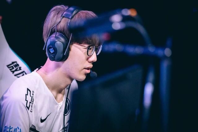 WE分享Shanks和MISSING合影：向上，要向经历过的挚友请教