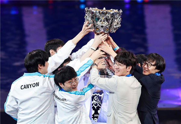 第十个冠军！当之无愧的LEC之王 同时，G2也成为全球第一支锁定2023年MSI名额的队伍 Caps获得本次冬季赛决赛FMVP
